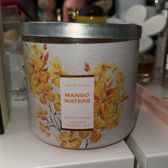 Bath and Body Works White Barn Mango Waters 3 Wick Candle - Picture 1 of 4